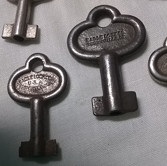 Vintage Set of Eagle Lock Co. Skeleton Keys - Picture 3 of 3